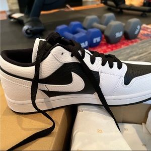 Worn once Jordan 1 Low SE Homage - White Black